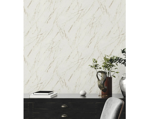 Szene mit einer gemusterten Tapete, die einen Raum schmückt