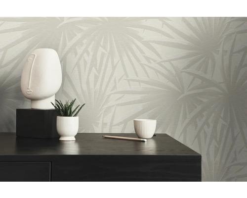 Décoration de pièce moderne avec papier peint à motifs, sculpture décorative et plante d''intérieur sur une armoire en bois foncé
