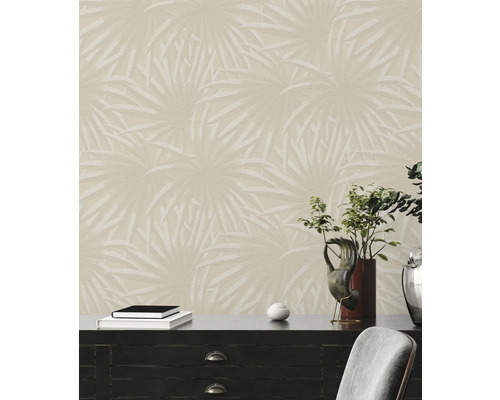 Wohnraum mit gemusterter Tapete mit Palmenblatt-Design