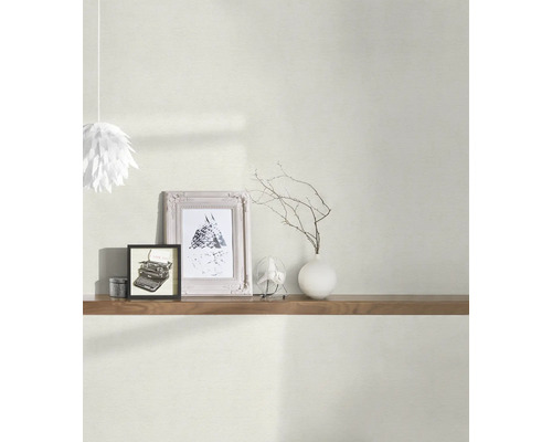 Wandgestaltung mit Tapete, Bilderrahmen und Dekoration auf einem Regalbrett