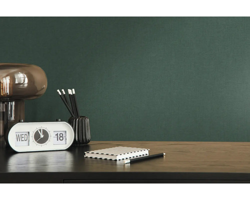 Dekoratives Wohnambiente mit Tischleuchte, Kalender, Stiften, Stifthalter und Notizblock auf einem Schreibtisch