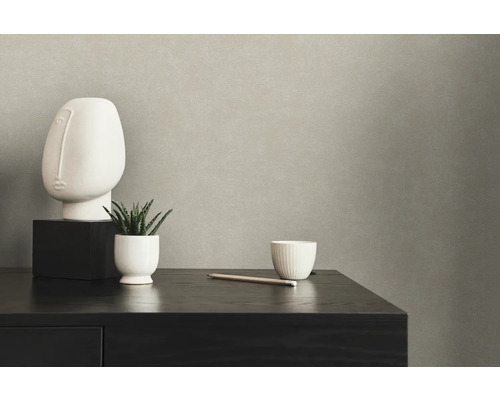 Objets décoratifs sur une armoire en bois noir