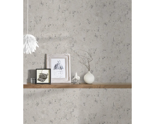 Dekorative Wandgestaltung mit Tapete, Wandregal und Accessoires.