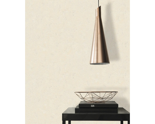 Innenraum mit Pendelleuchte und Dekoration auf einem Tisch vor einer strukturierten Tapete