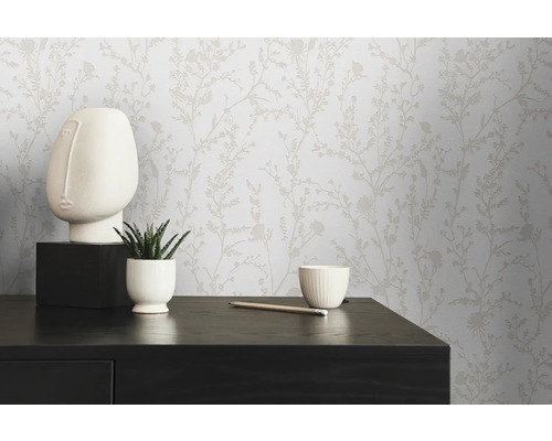 Salon décoratif avec papier peint fleuri