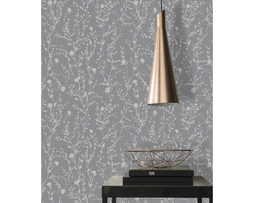 Dekorative Tapete mit floralem Muster, kombiniert mit einer Hängelampe und dekorativer Schale