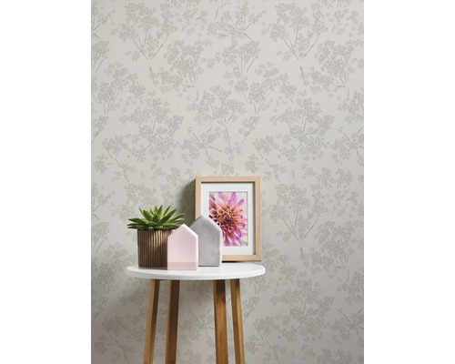 Szene mit Mustertapete, Tisch mit Dekoration und Bilderrahmen