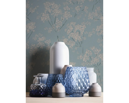 Nature morte avec divers vases et papier peint à fleurs