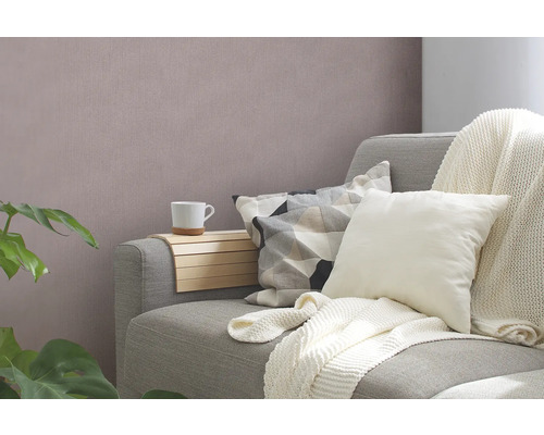 Scène de salon confortable avec canapé, coussins, couverture et table d''appoint