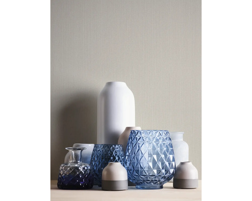 Divers vases décoratifs en verre et en céramique de différentes formes et tailles.