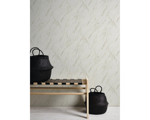 Wand mit Marmortapete, Bank und zwei schwarzen Körben