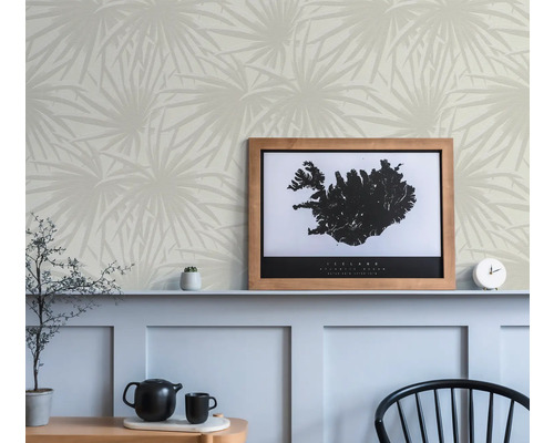 Chambre décorative avec papier peint à motifs et carte d''Islande encadrée