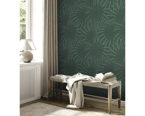 Wohnraum mit grüner Blättertapete, Bank und Dekoration