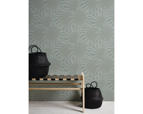 Tapete mit Pflanzenmuster hinter einer Bank mit zwei schwarzen Körben