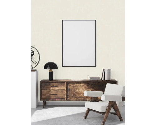 Pièce lumineuse avec commode, fauteuil et tableau encadré