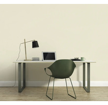 Arbeitszimmer mit Schreibtisch, Stuhl, Lampe und Laptop für ein helles und organisiertes Ambiente.
