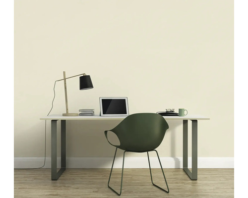 Arbeitszimmer mit Schreibtisch, Stuhl, Lampe und Laptop für ein helles und organisiertes Ambiente.