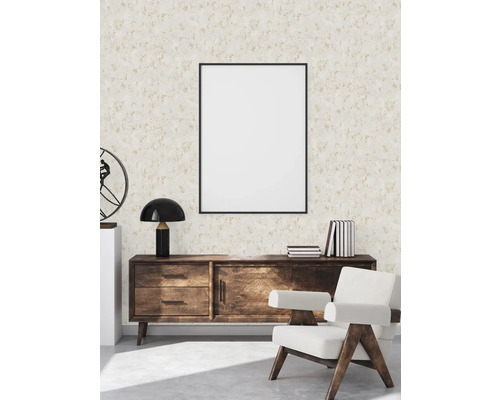 Wohnzimmer mit gemusterter Tapete, Kommode, Sessel und Bilderrahmen