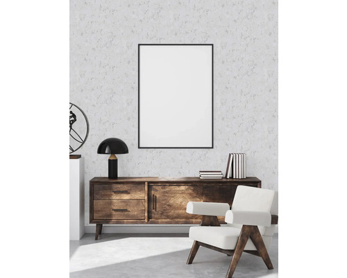 Wohnzimmer mit Kommode, Sessel und Bilderrahmen