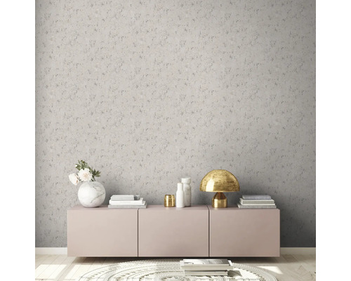 Wohnzimmer mit modernem Sideboard, Dekoration und strukturierter Tapete