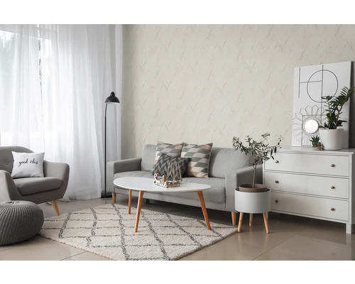 Wohnzimmer mit Sofa, Sessel, Teppich und dekorativer Wandtapete