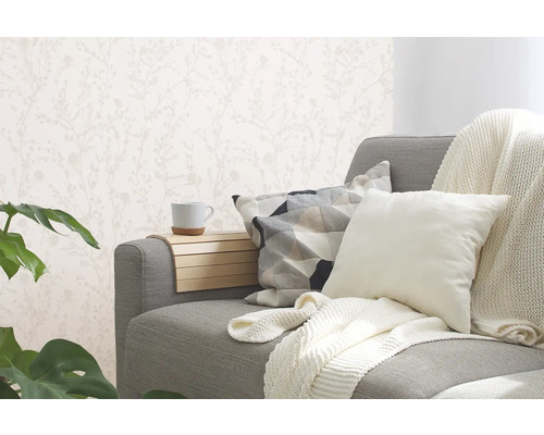 Wohnzimmer mit gemusterter Tapete, Sofa und Dekorationen