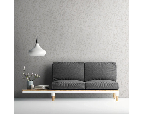 Wohnzimmer mit grauer Couch, Lampe und gemusterter Tapete