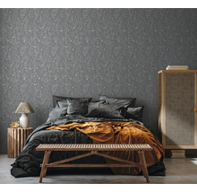 Schlafzimmer mit grauer Blumentapete, Bett, Bank und Schrank