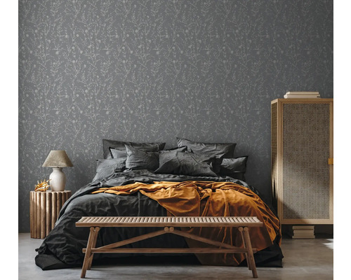 Schlafzimmer mit grauer Blumentapete, Bett, Bank und Schrank