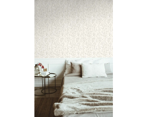 Schlafzimmer mit floral gemusterter Tapete und Bett