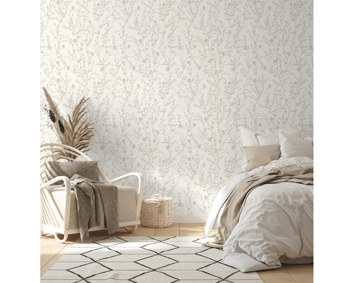 Szene eines hellen Schlafzimmers mit einem Bett, einem Sessel, einem Teppich und einer Wand mit Blumentapete