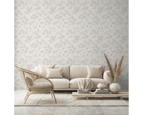 Wohnzimmer mit Couch, Sessel und Tapete mit floralem Muster