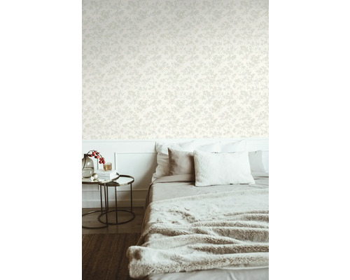 Schlafzimmer mit gemusterter Tapete, Bett und Nachttisch