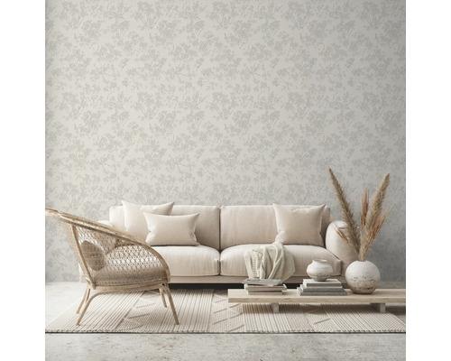 Wohnzimmer mit beiger Blumentapete, Sofa und Dekorationen für ein helles Raumgefühl