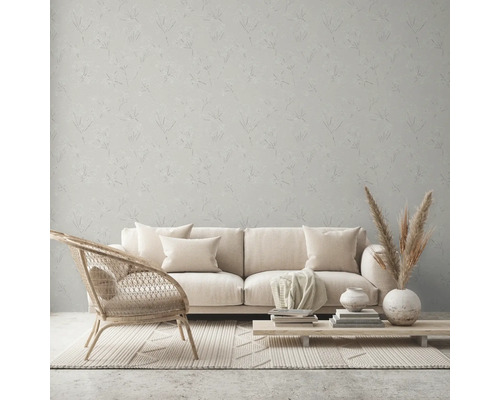 Wohnzimmer mit gemusterter Tapete, Sofa, Sessel und Tisch