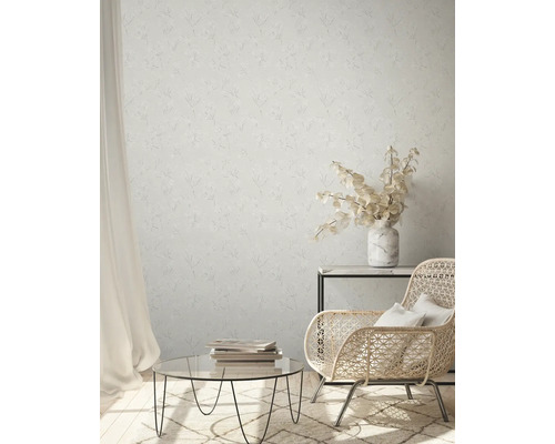 Wohnzimmer mit gemusterter Tapete, Sessel und Tisch