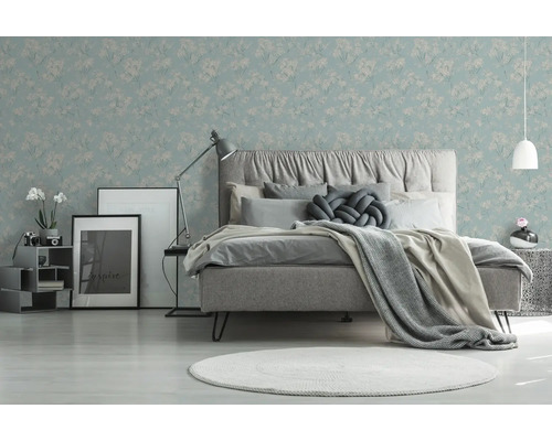 Chambre à coucher avec lit et papier peint floral