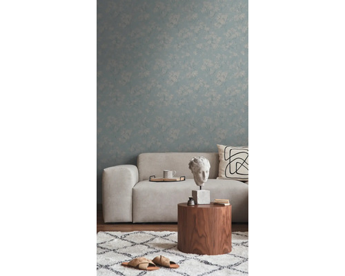 Salon avec canapé, table en bois, tapis et papier peint à motifs floraux