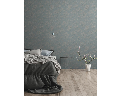 Chambre à coucher avec papier peint à motifs floraux, lit et plancher en bois