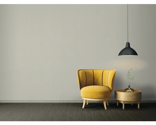 Wohnzimmer mit Sessel, Beistelltisch und Pendelleuchte