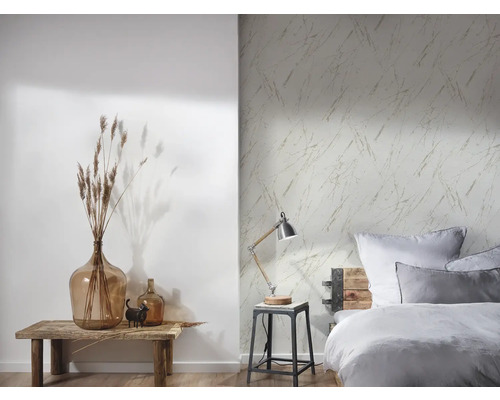 Schlafzimmer mit Bett, Lampe und einer Wand mit Marmortapete