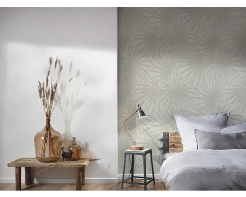 Chambre avec lit, lampe de table et papier peint à motifs
