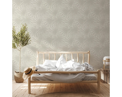 Chambre avec papier peint à motifs et lit en bois