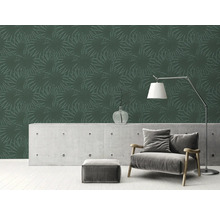 Wohnzimmer mit gemusterter Tapete, Sessel und Stehlampe