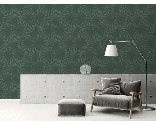 Wohnzimmer mit gemusterter Tapete, Sessel und Stehlampe