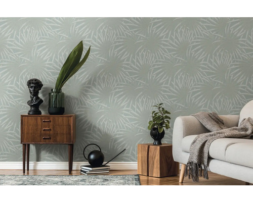 Wohnzimmer mit Palmenblatt-Tapete, Kommode und Couch