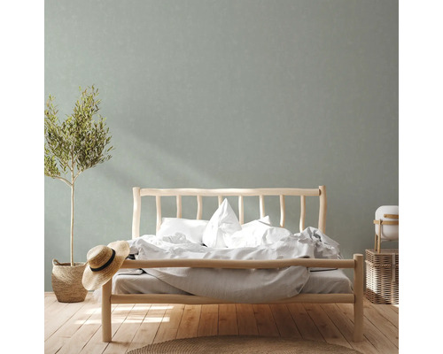 Helles Schlafzimmer mit Holzbett, Pflanze und neutraler Dekoration