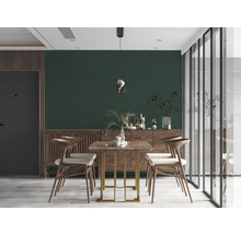 Esszimmer mit Holztisch, Stühlen und Sideboard vor grüner Wand