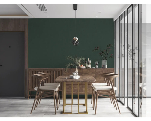 Esszimmer mit Holztisch, Stühlen und Sideboard vor grüner Wand