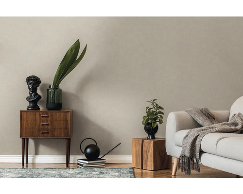 Salon avec canapé, table en bois, commode en bois et décoration